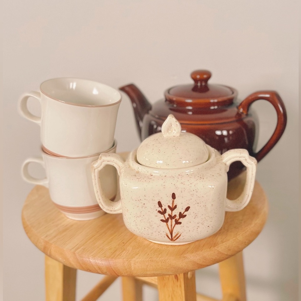 Vintage teapot, mugs & sugar canister
